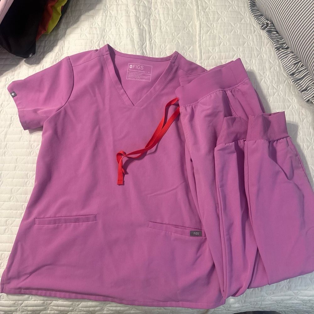 Figs Women's Pink Scrub Set